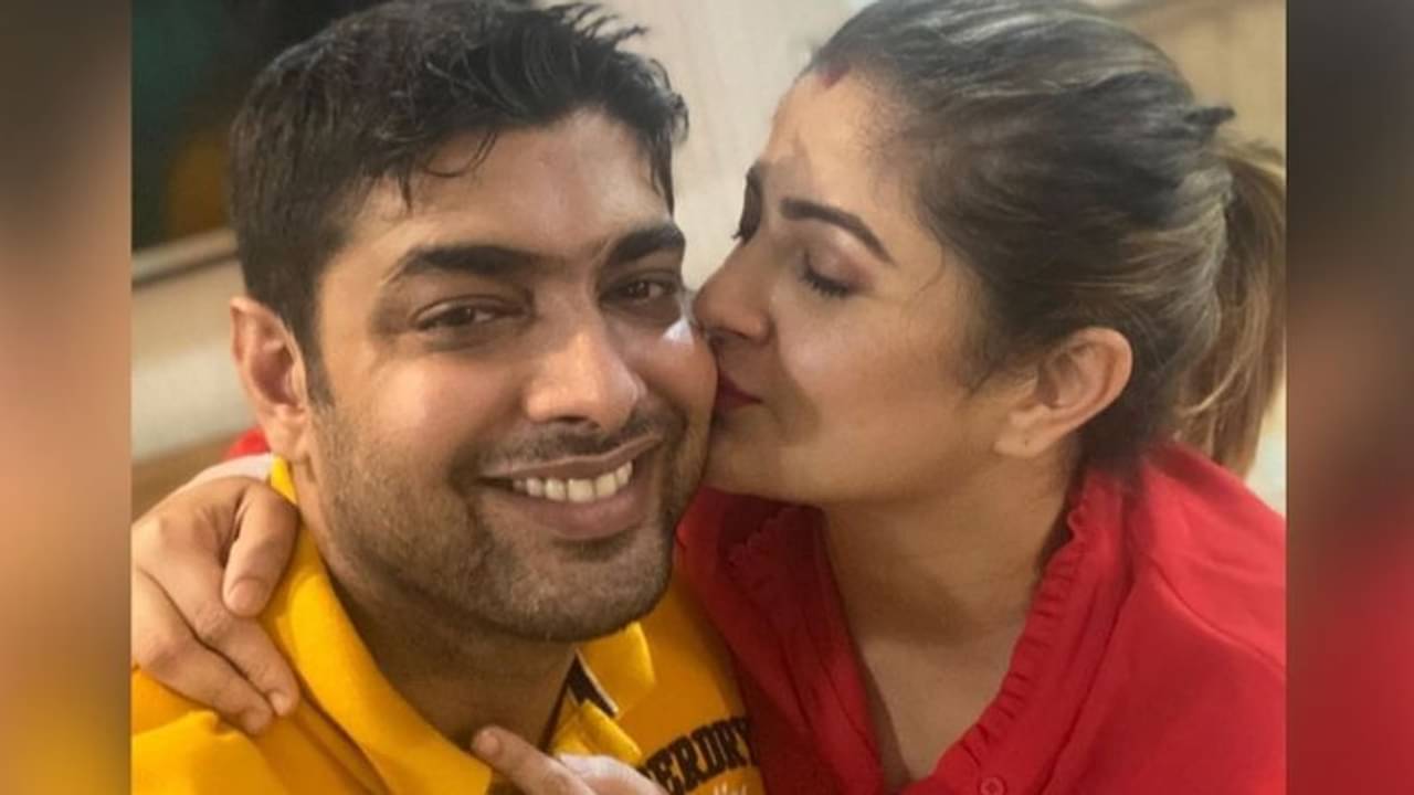 স্ত্রীকে ফেরাতে আদালতে হাজির রোশন, এলেন না শ্রাবন্তী, আইনজীবী মারফৎ চাইলেন সময়