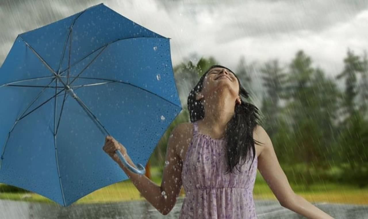 বর্ষায় কী পরবেন? জেনে নিন মনসুন ফ্যাশন ট্রেন্ড