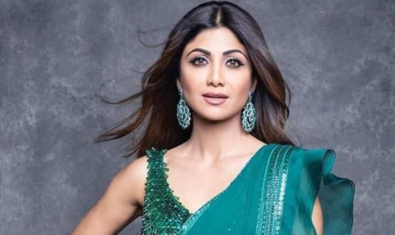 ফ্যাশনেবল স্কার্ট ও শার্টেই গ্ল্যামারাস শিল্পা! লন্ডনের নামি ব্র্যান্ডের এই স্কার্টের দাম কত জানেন?