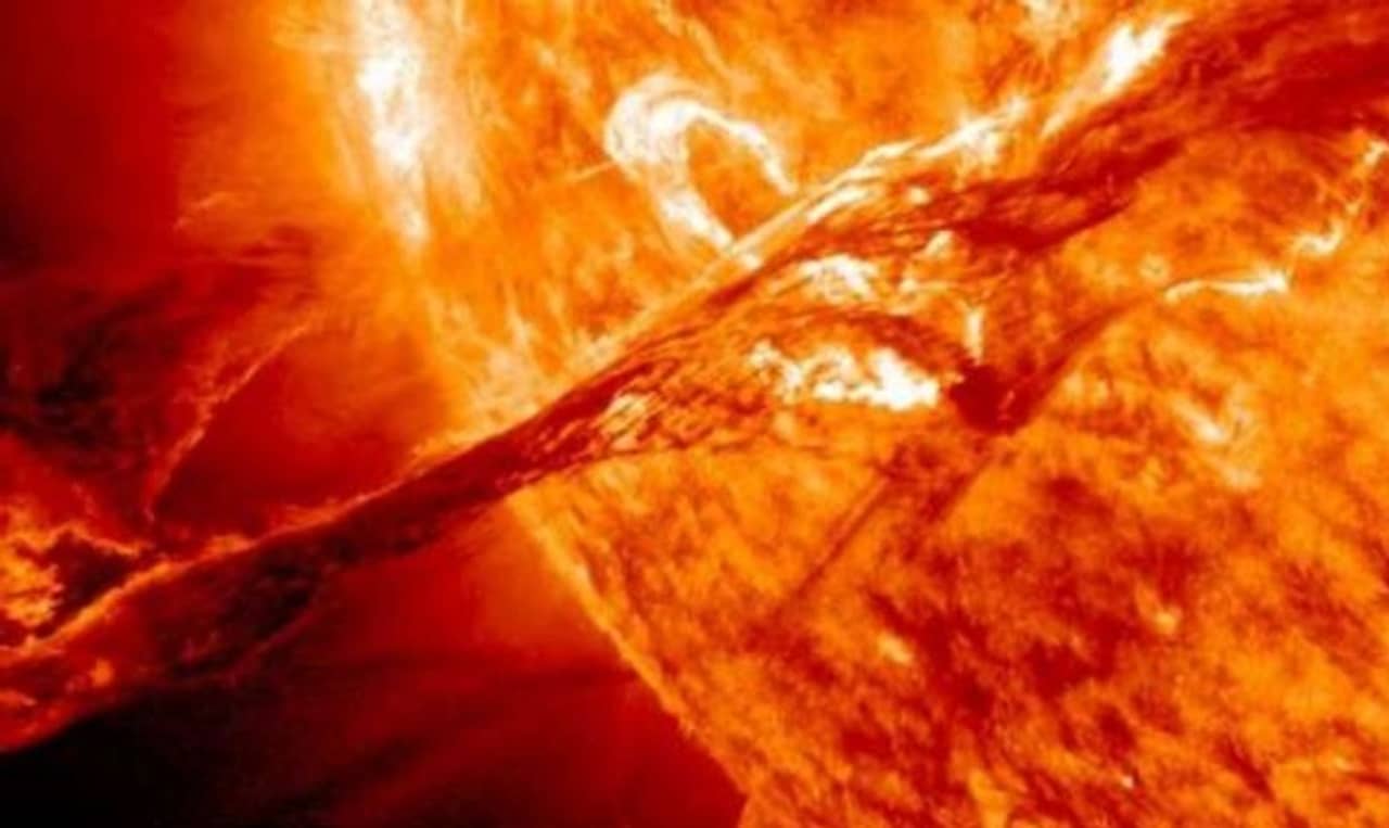 সৌর ঝড়ের তাণ্ডবে পৃথিবীর কতটা ক্ষতি হতে পারে জানেন?