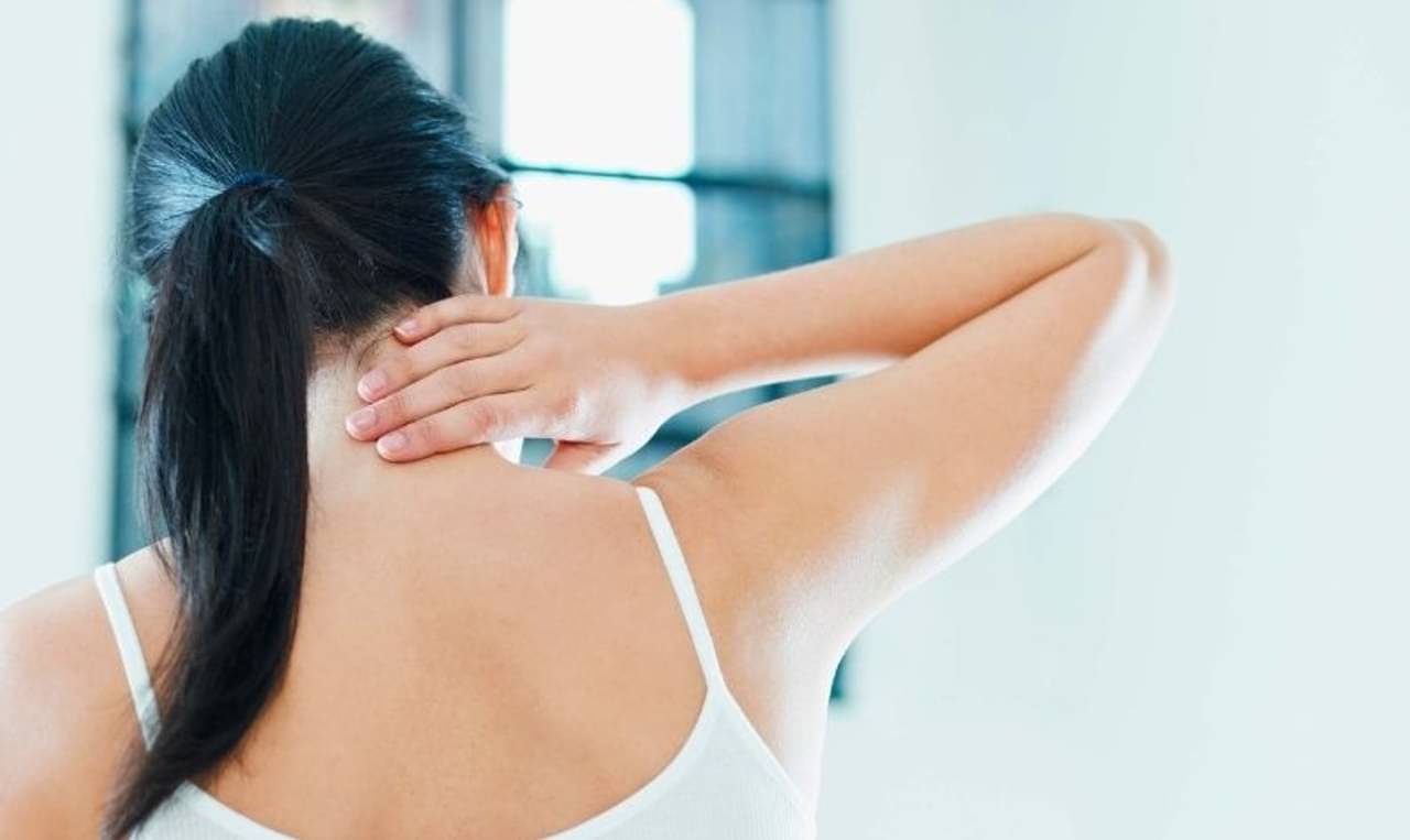 Stiff Neck: একটানা কাজ করার পর হঠাৎ ঘাড় শক্ত হলে কী কী করবেন?