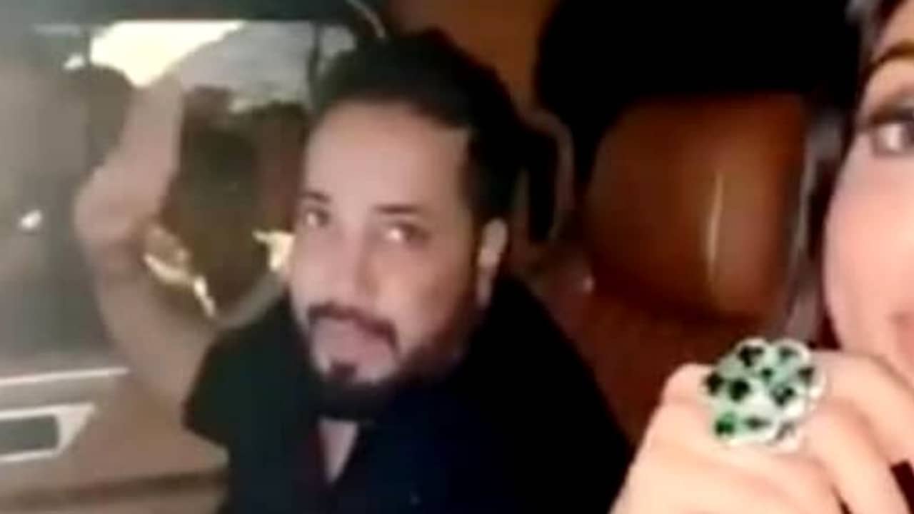 ভিডিয়ো: মুষলধারে বৃষ্টি, মধ্যরাতে মাঝরাস্তায় বিপাকে মিকা, এগিয়ে এল প্রায় একশটি হাত