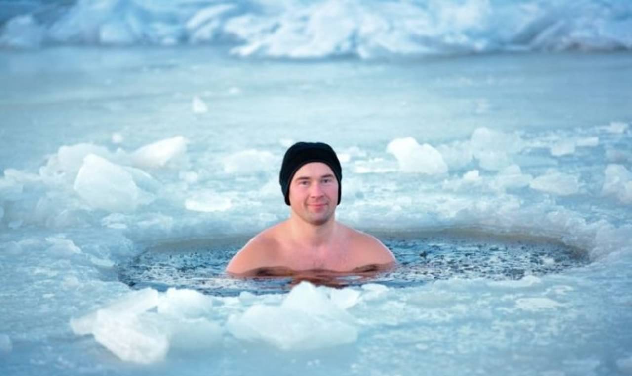 বরফ ঠান্ডা জলে ১০ মিনিট ডুবে থাকলে ওজন কমে যায়! কতটা সত্যি?