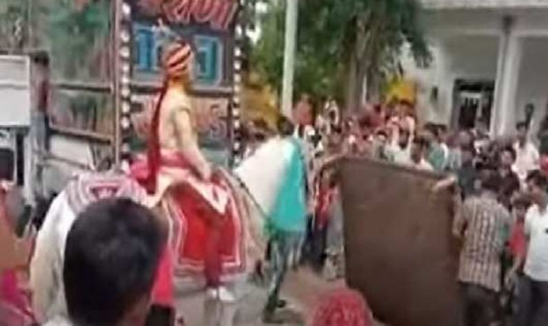 Viral Video: মণ্ডপ থেকে বরকে নিয়ে পালাল বিয়ের ঘোড়া! নাটকীয় ঘটনায় হাসির রোল নেটপাড়ায়