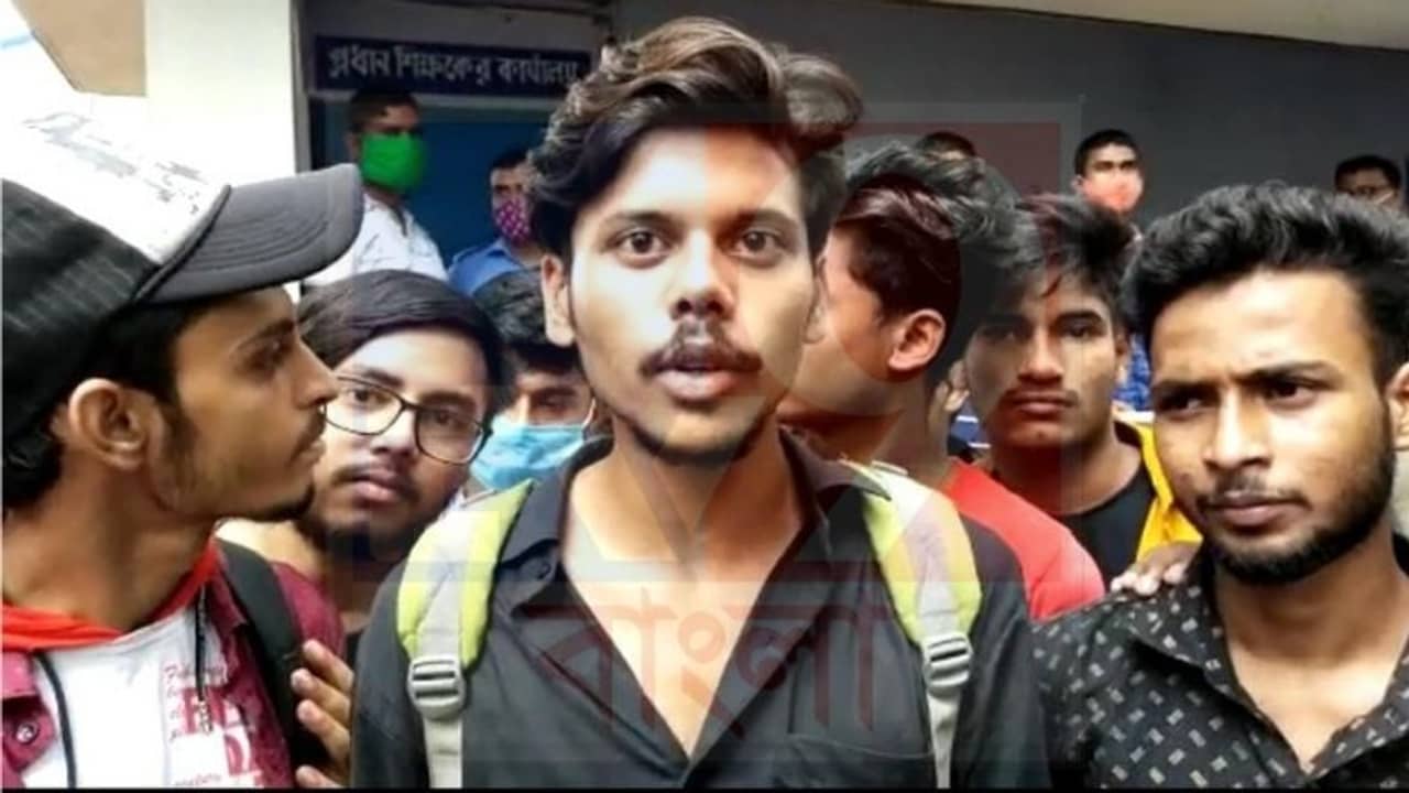 ৪৮ ঘণ্টা পরেও মেলেনি মার্কশিট! ইলামবাজারে স্কুলে বিক্ষোভ উচ্চ মাধ্যমিক পরীক্ষার্থীদের