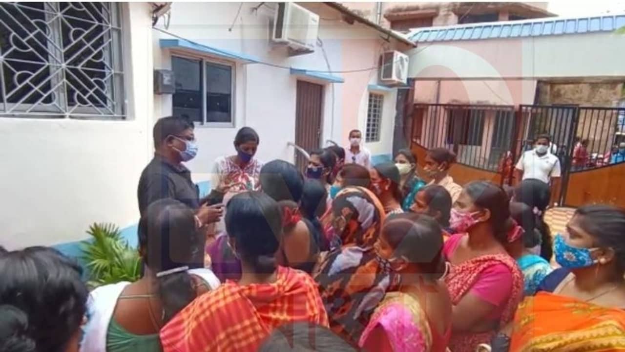 সরকারি লোগো দেখিয়ে চাকরির নামে লক্ষ লক্ষ টাকা প্রতারণা! অফিস ঘিরে বিক্ষোভ কয়েকশো মহিলার