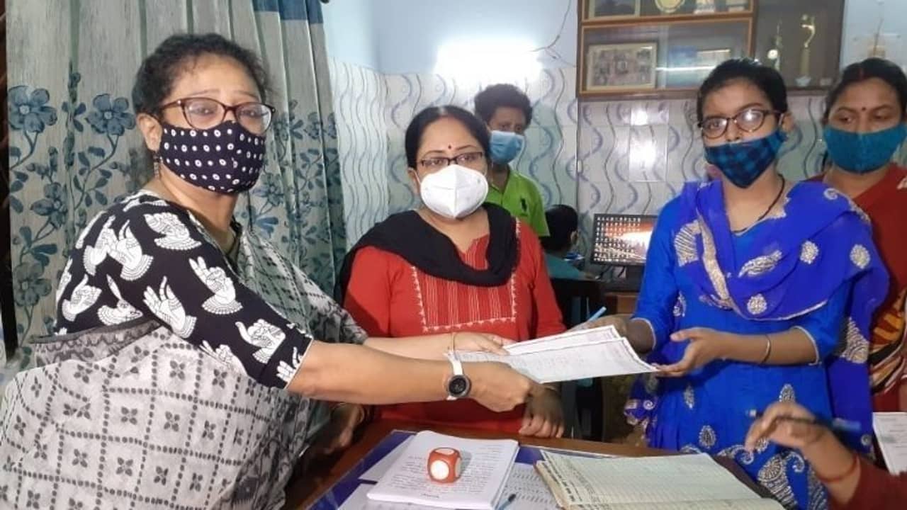 বিক্ষোভের ফল পাশ! মুচলেকা দিয়ে শংসাপত্র নিলেন ছাত্রীরা