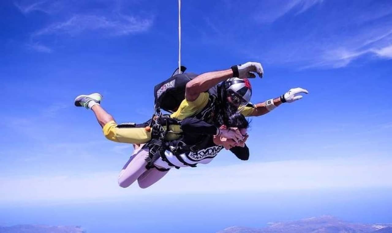 এবার আর বিদেশে নয়, দেশেই মিলবে স্কাইডাইভিংয়ের রোমাঞ্চকর অনুভূতি!