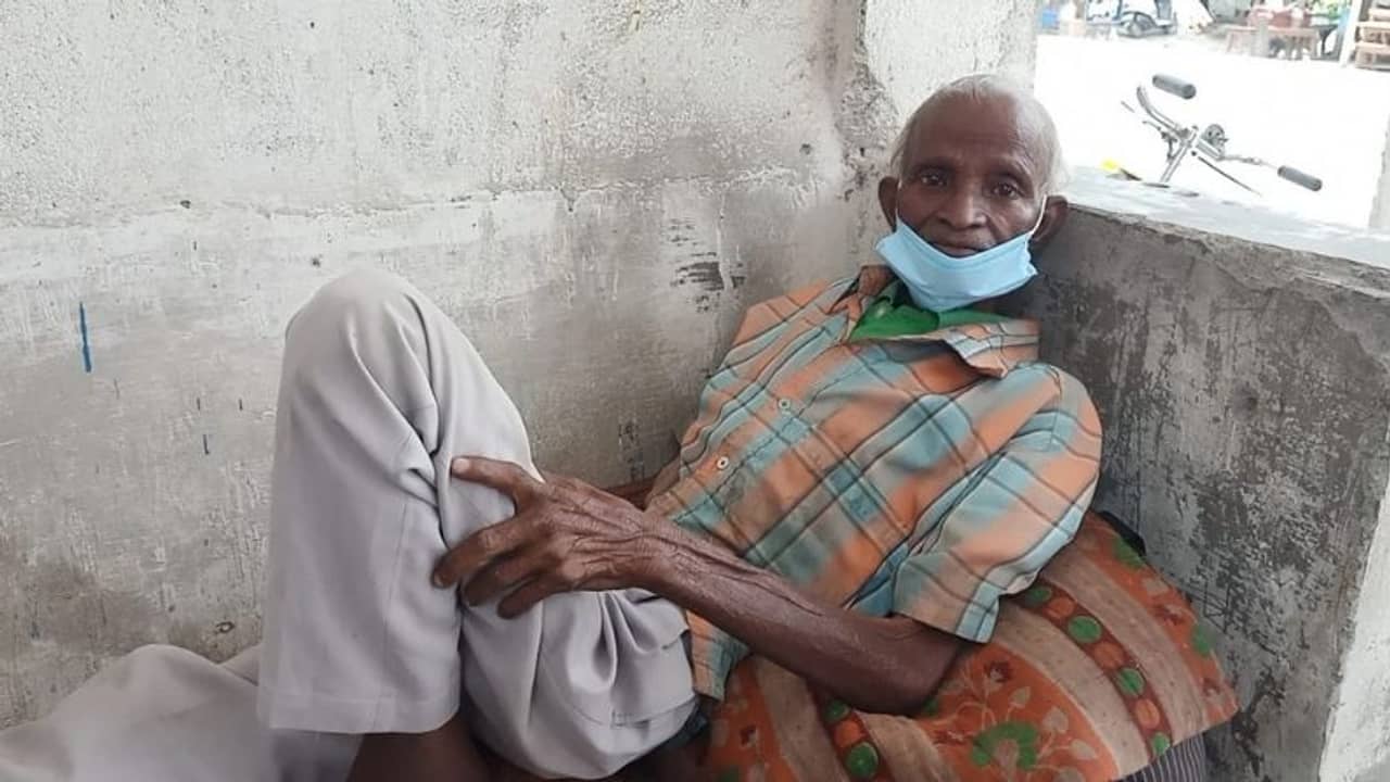 লকডাউনে কাজ খুইয়েছেন, বৃদ্ধ বাবাকে প্রতীক্ষালয়ে বসিয়ে পালাল ছেলে!