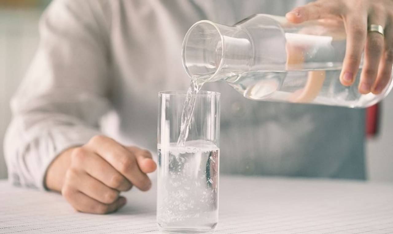 এই ৭ খাবার খাওয়ার পর জল খান নাকি! জানেন শরীরের কী ক্ষতি করছেন?