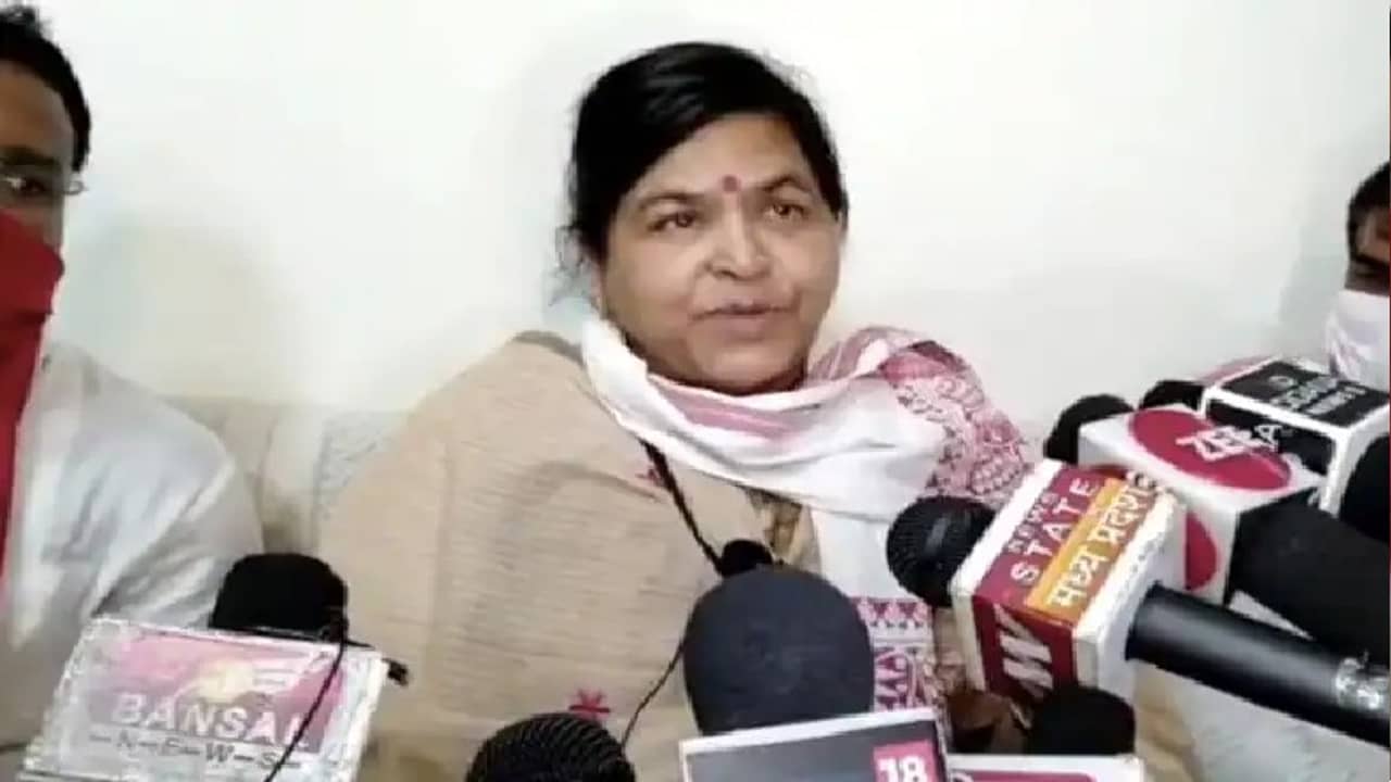 মন্ত্রীর সঙ্গে সেলফি তোলার খরচ ১০০ টাকা