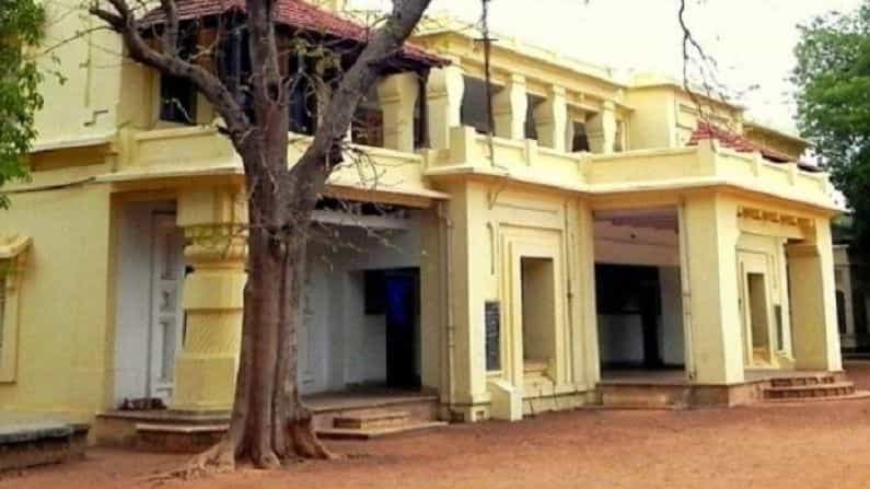 Visva Bharati University: আদালতের নির্দেশকে বুড়ো আঙুল, ক্লাসে যোগ দিতে পারলেন না বিশ্বভারতীর ৩ বহিষ্কৃত পড়ুয়া! Visva Bharati University: আদালতের নির্দেশকে বুড়ো আঙুল, ক্লাসে যোগ দিতে পারলেন না বিশ্বভারতীর ৩ বহিষ্কৃত পড়ুয়া!