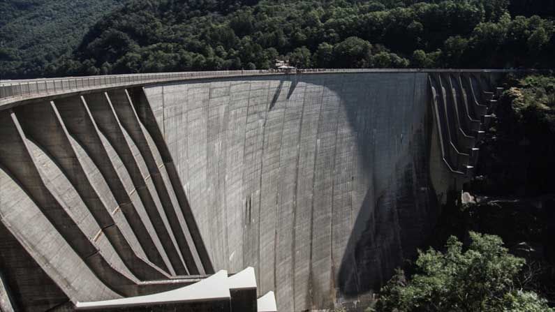 Verzasca Dam, Switzerland- ৭২০ ফুট উঁচু এই নদীবাঁধ বা ড্যাম অনেকটা আর্চের আকারে বিস্তৃত। Verzasca নদীর উপর রয়েছে এই ড্যাম। ১৯৯৫ সালের 'বন্ড মুভি'- 'গোল্ডেন আই'- তেও দেখানো হয়েছে বাঞ্জি জাম্পিংয়ের এই বিখ্যাত জায়গা। 