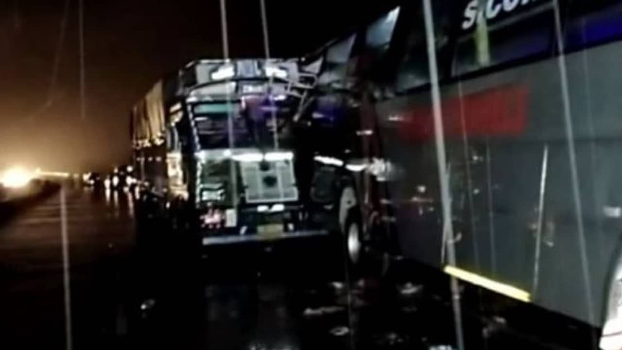 এখনও বাসের চাকায় জড়িয়ে রয়েছে দেহের অংশ! মাঝরাতে শ্রমিক বোঝাই বাসে ধাক্কা ট্রাকের, মৃত ১৮