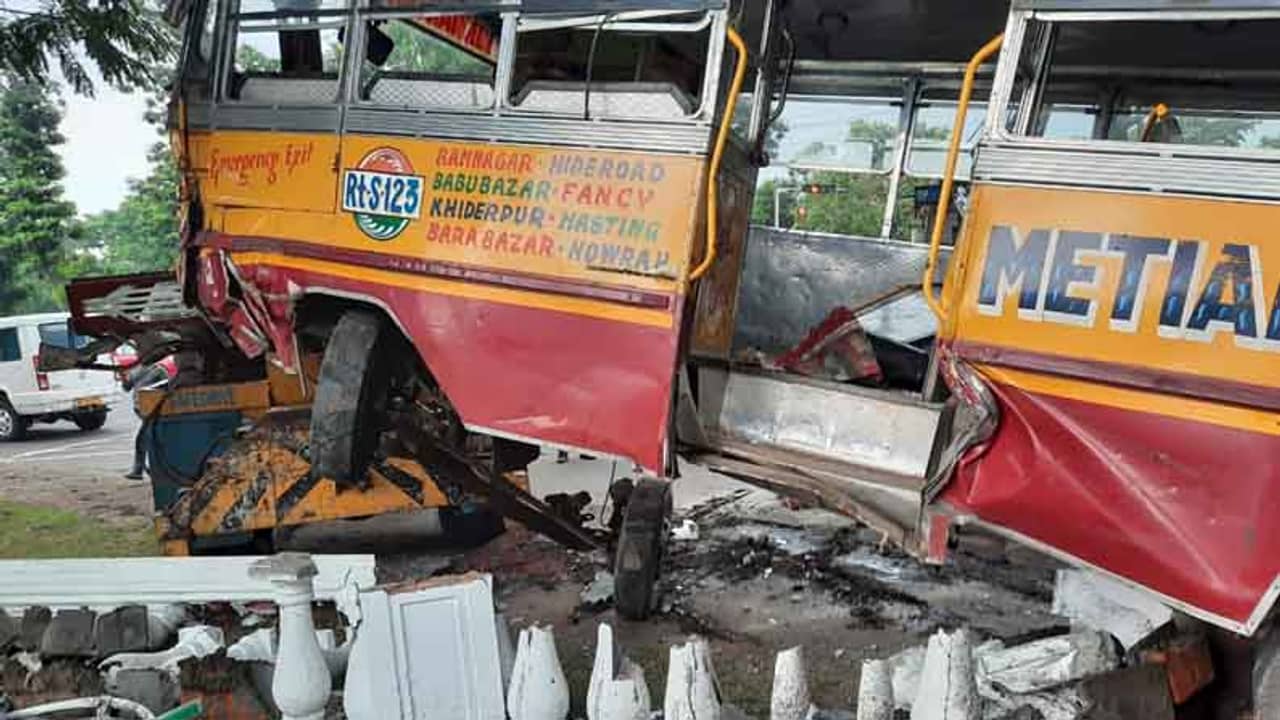 শহরে ভয়াবহ দুর্ঘটনা, বাসের তলায় পড়ে মৃত্যু পুলিশকর্মীর, আহত ১৫