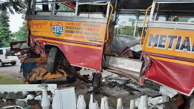 শহরে ভয়াবহ দুর্ঘটনা, বাসের তলায় পড়ে মৃত্যু পুলিশকর্মীর, আহত ১৫