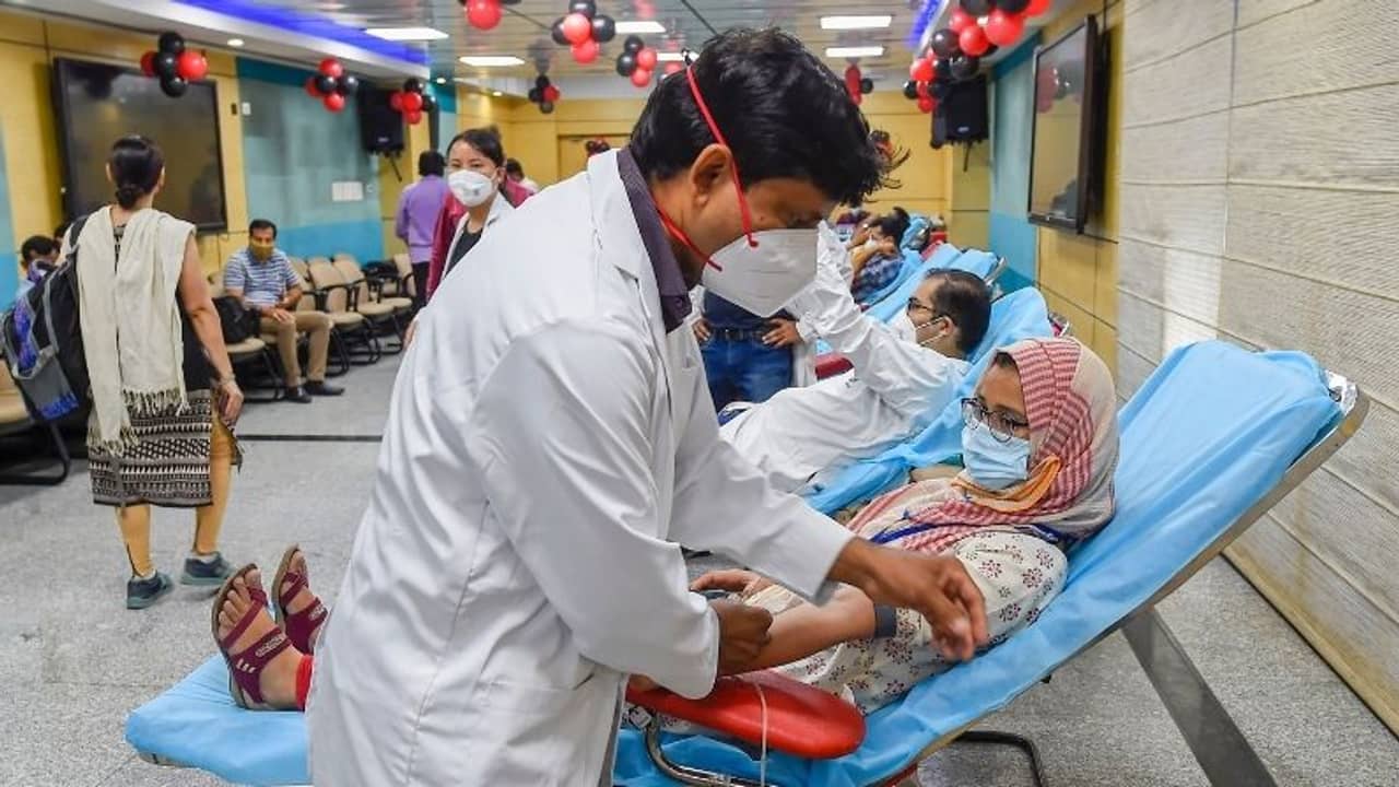 দেড় বছরের অক্লান্ত পরিশ্রম, তৃতীয় ঢেউয়ের আগেই ছুটিতে পাঠানো হল এইমসের চিকিৎসকদের