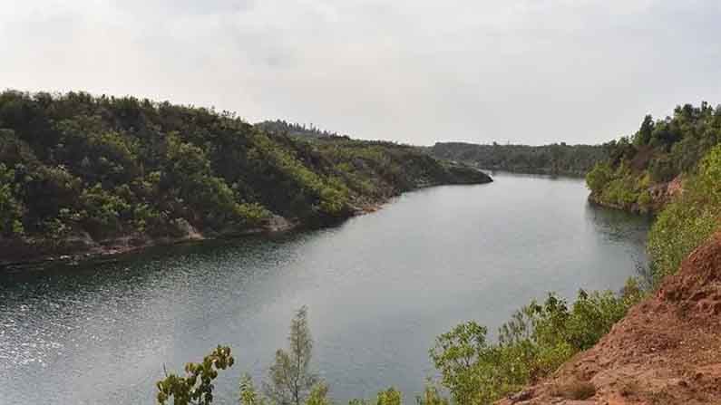 সুরগুজা জেলায় অবস্থিত অম্বিকাপুর জনপ্রিয় পর্যটন কেন্দ্র। এখানকার ঘন জঙ্গলই আকর্ষণের মূল। তবে এছাড়াও রয়েছে পুরনো গুহা এবং মন্দির। আর রয়েছে পাহাড়ের মাঝে মাঝে জলপ্রপাত। Pingla Wildlife Sanctuary এবং Semarsot Wildlife Sanctuary এখানকার আকর্ষণের অন্যতম কেন্দ্র। 