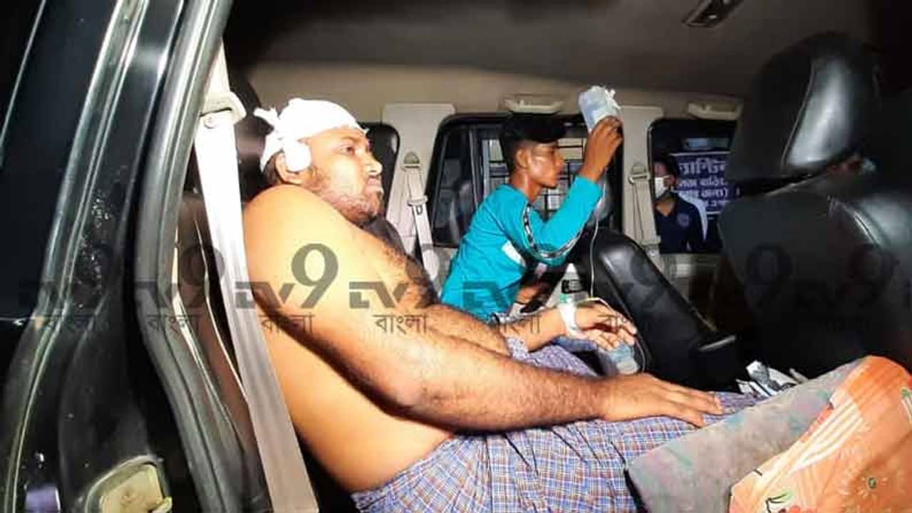 মাথায় ব্যান্ডেজ, হাতে স্যালাইনের চ্যানেল! মাঝ রাতে ন্যাশনাল মেডিক্যালে আনা হল দুই যুব তৃণমূল কর্মীকে