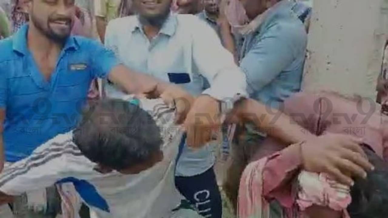 পাশবিক নীতিপুলিশি!  চুরির অভিযোগে ২ যুবককে চাবুক দিয়ে মার