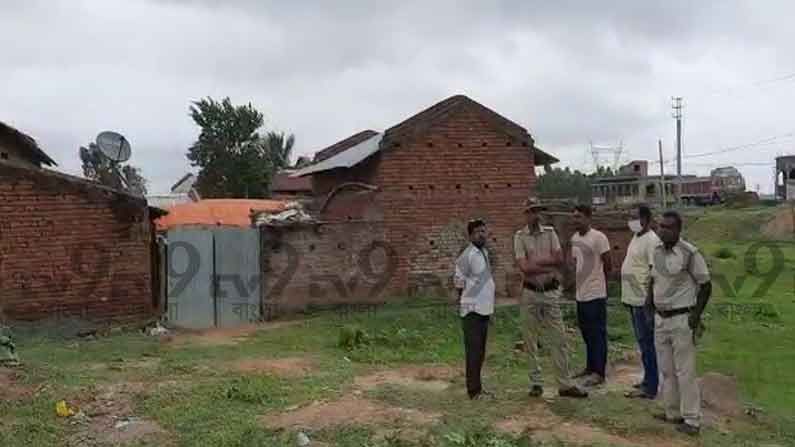 মাঝ রাতে বিকট শব্দ শুনে বেরিয়ে আসে স্থানীয়রা, বোমা বাঁধতে গিয়েই বিস্ফোরণ!