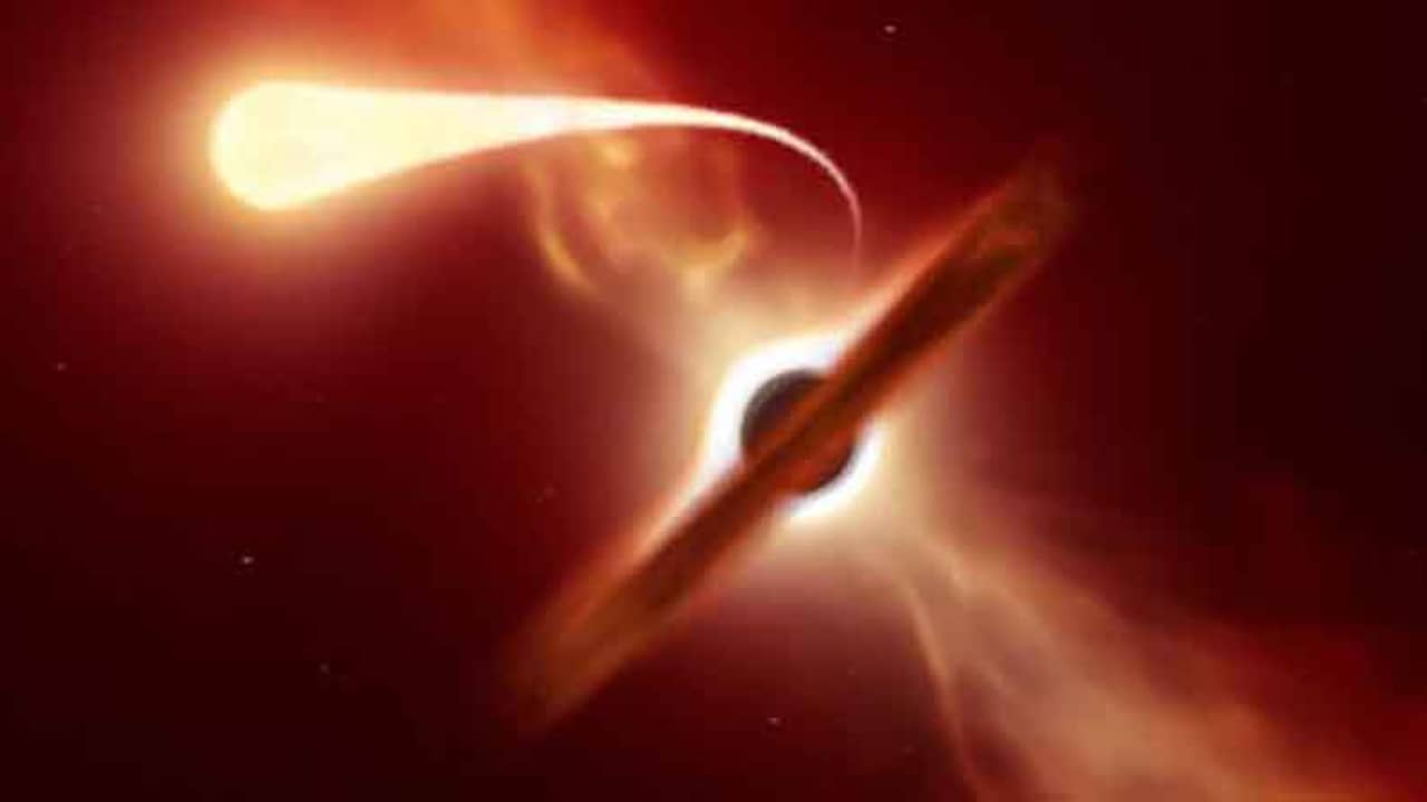 Black Hole: কৃষ্ণ গহ্বরের পিছন থেকে বেরোচ্ছে আলোক রশ্মি! নতুন পর্যবেক্ষণ বিজ্ঞানীদের