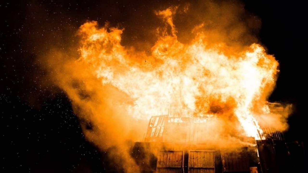 তেল লিক থেকে ছড়ানো আগুন নেভাচ্ছিলেন দমকলকর্মীরা, আচমকাই বিকট শব্দে বিস্ফোরণ, তারপর...