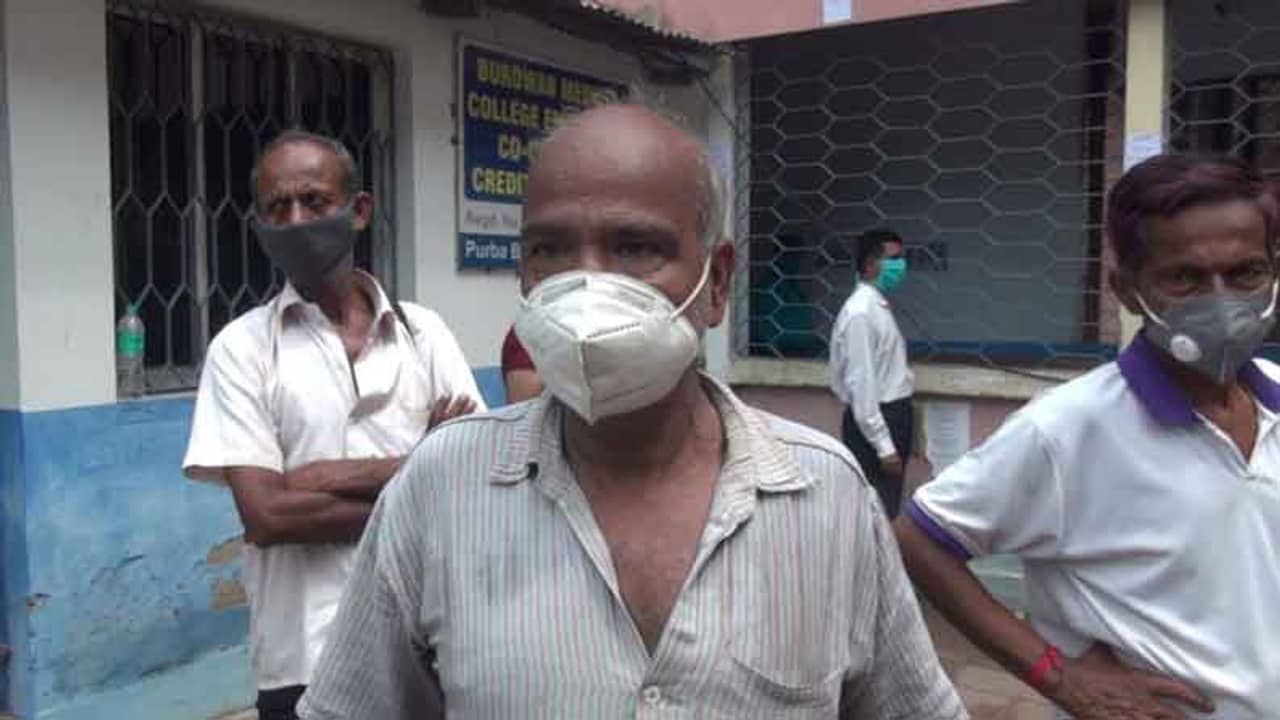 কবে নিলেন দ্বিতীয় ডোজ়? ভ্যাকসিন নিতে গিয়ে চক্ষু চড়কগাছ প্রৌঢ়ের