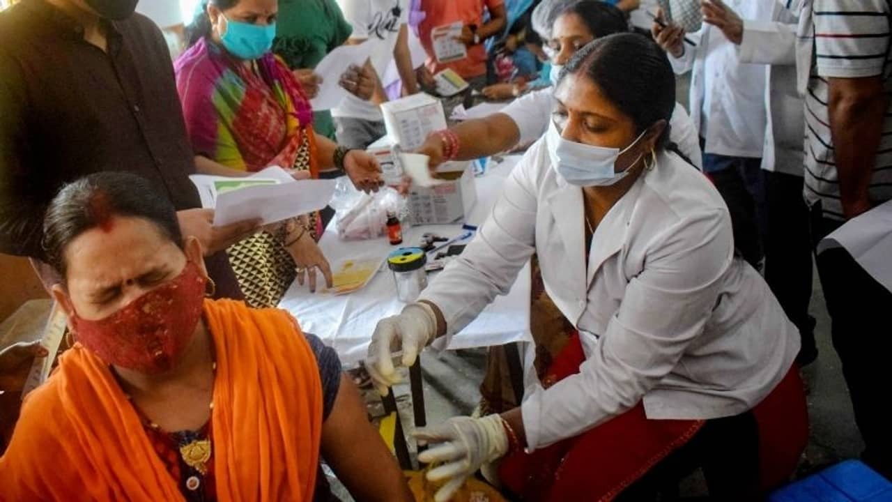 সঙ্গে নেই পরিচয়পত্র, তবুও করোনা টিকা পেয়েছেন ৩.৮৩ লক্ষ মানুষ! কীভাবে সম্ভব?