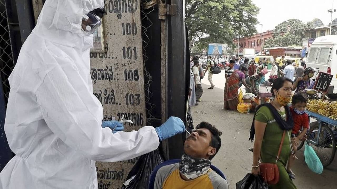 নিম্নমুখী সংক্রমণ হঠাৎ উল্টো পথ ধরল কেন, লোকসভায় ব্যাখ্য দিলেন কেন্দ্রীয় স্বাস্থ্য প্রতিমন্ত্রী
