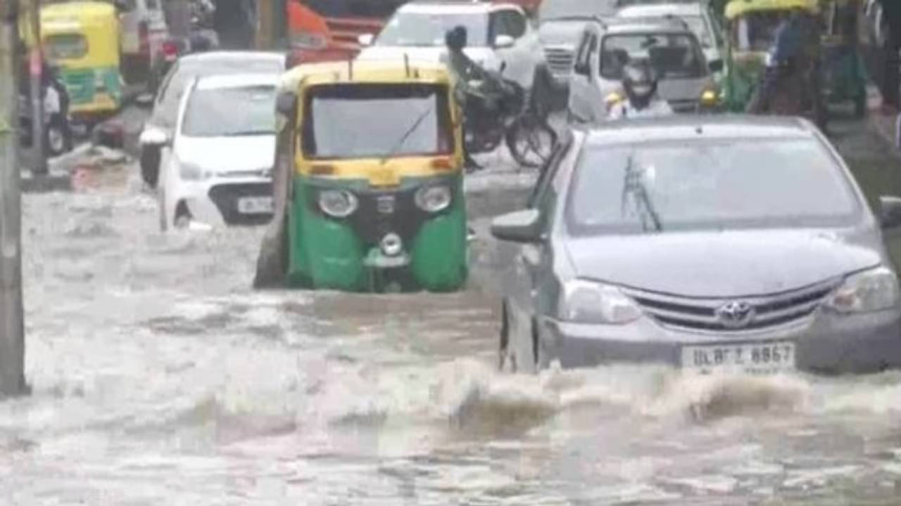 ২০০৩-র পর সর্বোচ্চ বৃষ্টি রাজধানীতে, ৩ ঘণ্টার টানা বৃষ্টিতেই জলযন্ত্রণার শিকার দিল্লিবাসী