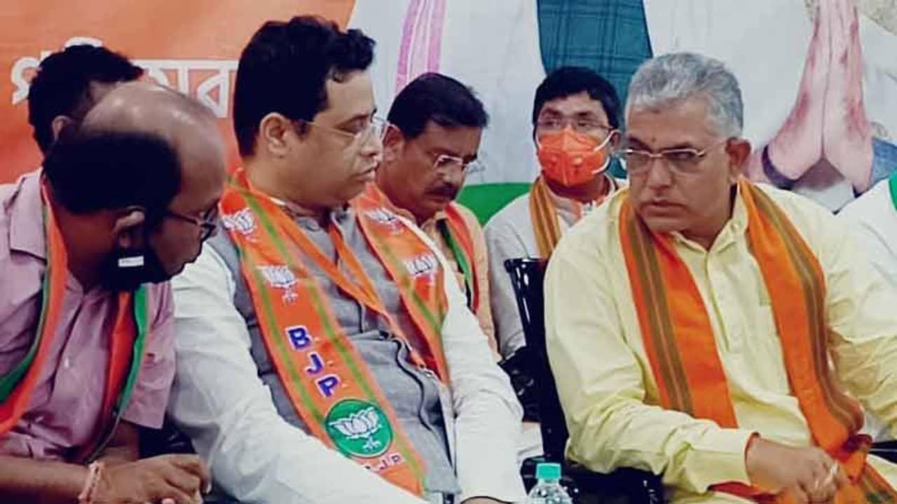 অনেক দাগ লাগা আলু আছে, কোনও কাজে লাগে না, দলত্যাগীদের দাগী আলুর সঙ্গে তুলনা দিলীপের