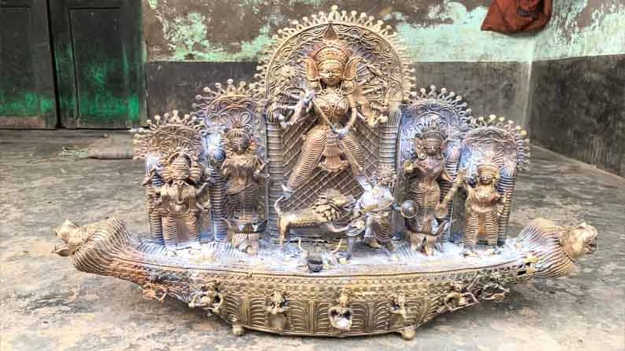 ডুকরে কাঁদছে ডোকরা, পাশে পুজো কমিটি