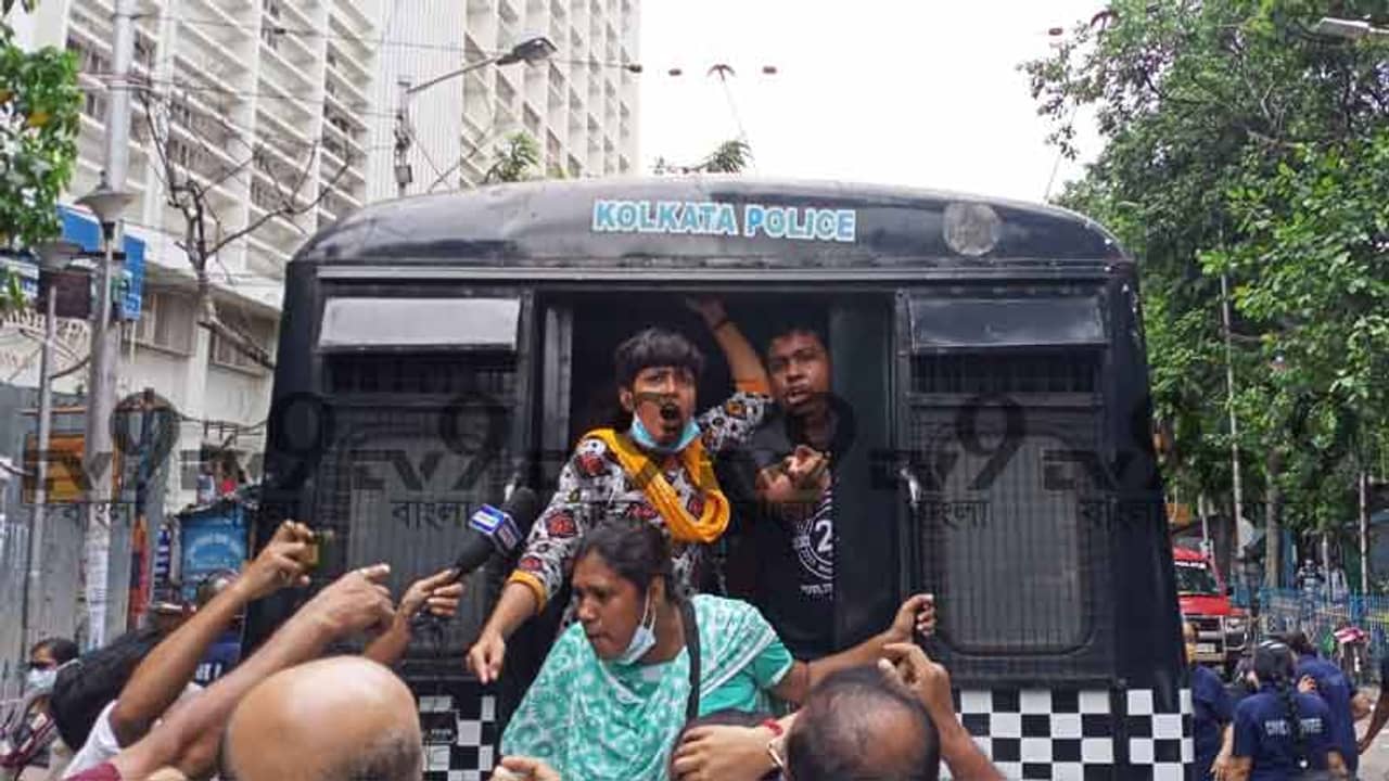 DSO: ১১ কর্মীর নিঃশর্ত মুক্তি চেয়ে অবস্থান, মহিলা কর্মীদের চুলের মুঠি ধরে প্রিজন ভ্যানে তোলার অভিযোগ পুলিশের বিরুদ্ধে