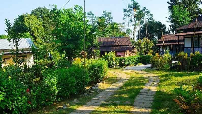 ভারতের বিভিন্ন প্রান্তে ছড়িয়ে রয়েছে বেশ কিছু অসামান্য পর্যটন কেন্দ্র। পরিষ্কার-পরিচ্ছন্ন পরিবেশ আর মনোরম প্রকৃতিই এসব জায়গায় জনপ্রিয় হয়ে ওঠার অন্যতম কারণ। কোথাও সবুজের সমাবেশ। কোথাও পাহাড়ের গাম্ভীর্য। সব মিলিয়ে রয়েছে এক অমোঘ আকর্ষণ। 