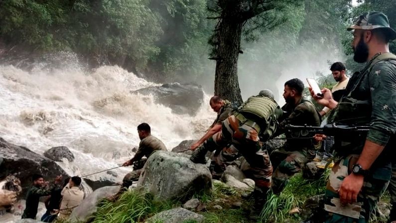 শুধু হিমাচল নয়, লাগাতার মেঘভাঙা বৃষ্টি জম্মু-কাশ্মীর ও লাদাখেও, মৃত কমপক্ষে ১৭