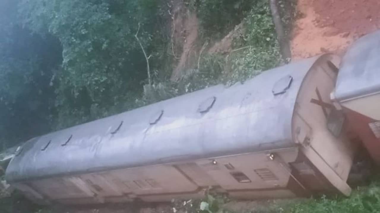 ভারী বৃষ্টির জেরে ধীরগতিতে চলছিল ট্রেন, আচমকাই হুড়মুড়িয়ে নেমে এল কাদামাটি, তারপর...