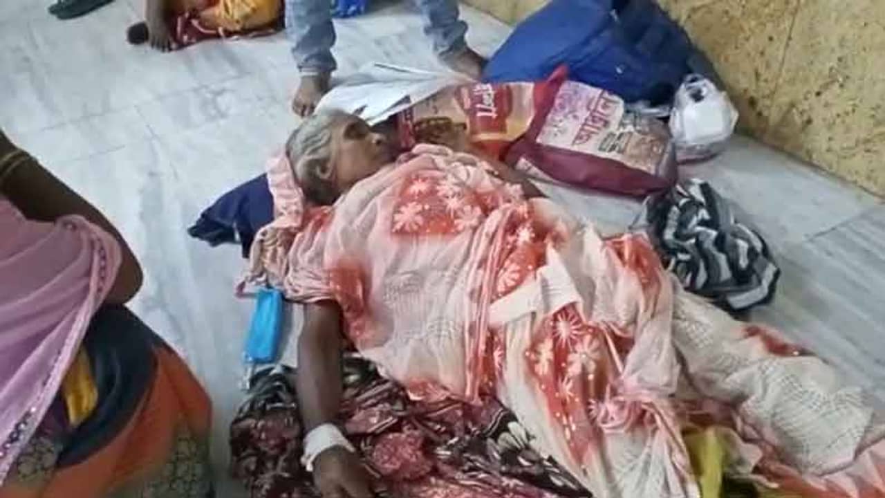 টিভি নাইন বাংলার খবরের জের! মস্তিষ্কে রক্তক্ষরণ নিয়ে প্রায় ১৮ ঘণ্টা পর এসএসকেএমে ভর্তি বৃদ্ধা