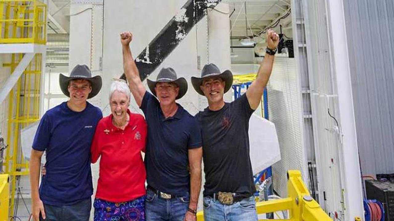 Jeff Bezos Space: মহাকাশে ঘুরে এসে অ্যামাজনের কর্মী-ক্রেতাদের ধন্যবাদ জানালেন জেফ বেজোস