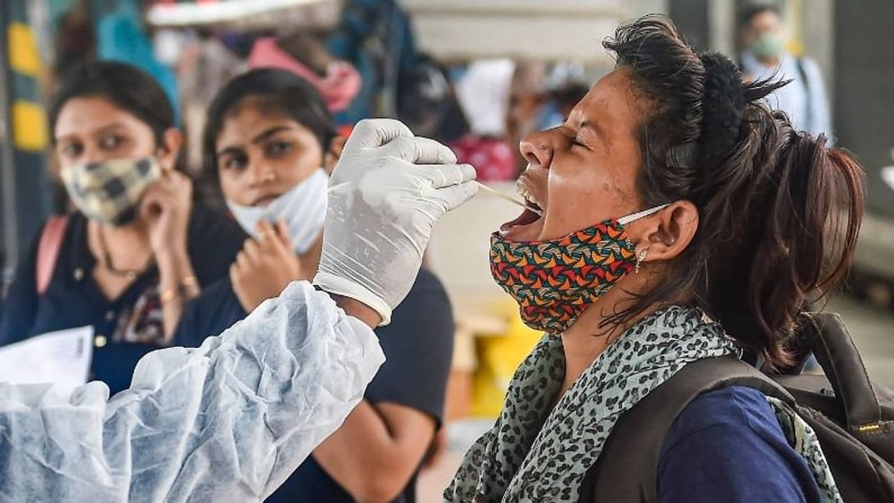 নিয়ন্ত্রণের বাইরে চলে যাচ্ছে পরিস্থিতি, দৈনিক ১০ হাজার আক্রান্ত নিয়ে মুখ খুলল পিনারাই সরকার