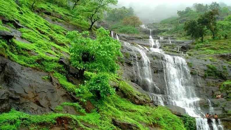 মুম্বইয়ের কাছেই রয়েছে মহারাষ্ট্রের জনপ্রিয় হিল স্টেশন মাথেরান। পাহাড়ের নাম যখন জুড়েছে, তখন এ জায়গা যে ভারতবর্ষের অন্যতম সেরা বেড়ানোর জায়গার মধ্যে একটা হবে, এটা স্পষ্ট। পাহাড়ের সঙ্গে সবুজের মিশেল, পশ্চিমঘাট পর্বতমালার বিস্ময়কর সৌন্দর্য্য মাথেরানকে একদম আলাদা করে তুলেছে। 