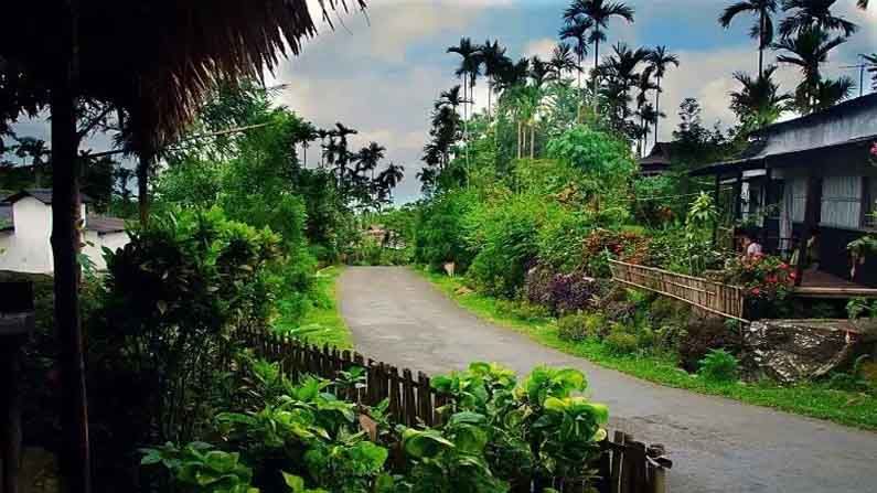 Mawlynnong Village- মেঘালয়ের এই গ্রাম এশিয়ার সবচেয়ে পরিষ্কার পরিচ্ছন্ন গ্রামের খেতাব পেয়েছে। চারপাশে সবুজে ঘেরা এই গ্রামে ঢুকলেই চোখের আরামের সঙ্গে সঙ্গে মন-প্রাণ জুড়িয়ে যাবে। 