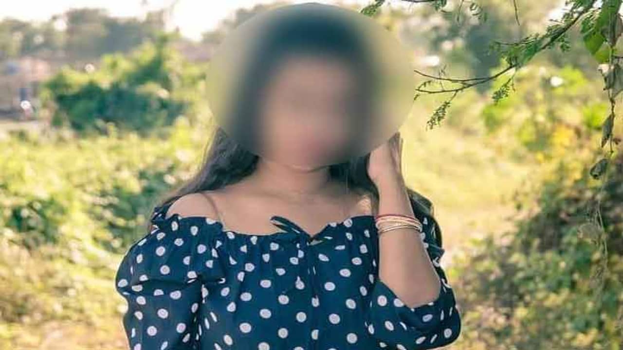 প্রথমে বলেছিল শাড়ি পরিয়ে ফটোশুট, পরে বলল আরেকটু বোল্ড, সেন্ট্রাল পার্কে তোলা সেই ছবিই ভাইরাল...