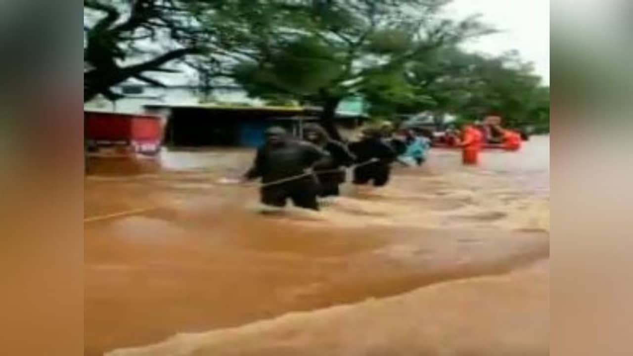 একটানা ঝড়বৃষ্টিতে বানভাসী মুম্বই, বাড়ি ধসে মৃত্যু ৩ জনের, সেনাবাহিনীর সাহায্য চাইল প্রশাসন