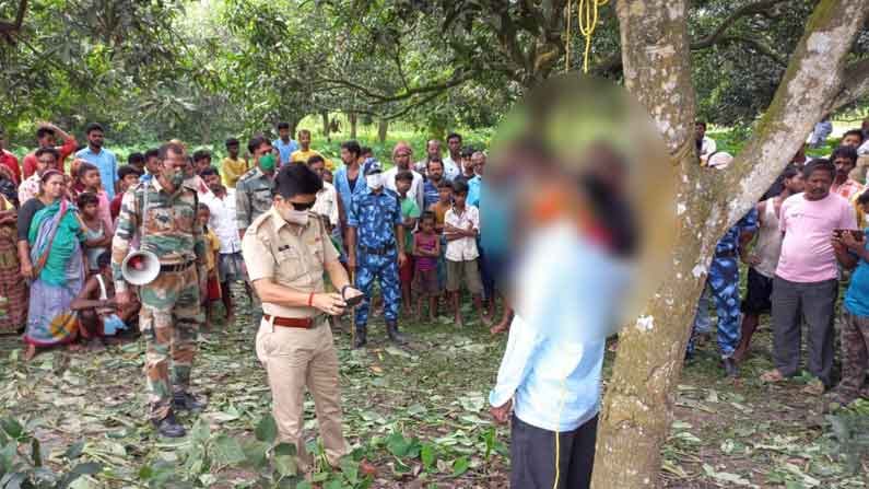 মুখে তৃণমূলের পতাকা, গাছে ঝুলন্ত কংগ্রেস কর্মীর দেহ! মুখে তৃণমূলের পতাকা, গাছে ঝুলন্ত কংগ্রেস কর্মীর দেহ!