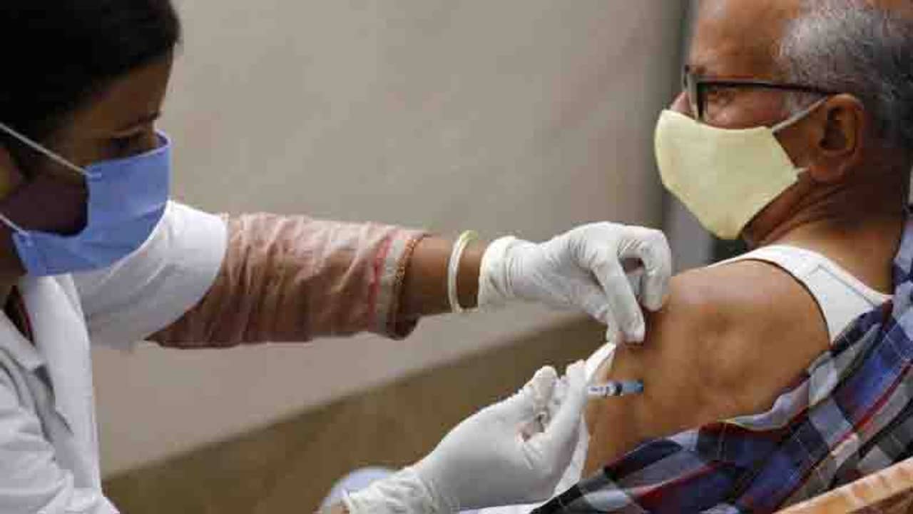 ভুল থেকে কবে শিক্ষা নেবে পুরসভা? কোভিশিল্ডের শূন্য ভাঁড়ার নিয়ে প্রশ্ন খোদ স্বাস্থ্যভবনে