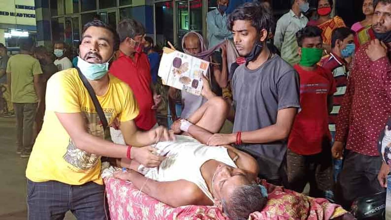 আপনার রোগী হলে এরকম করতে পারতেন?, বাবাকে নিয়ে পাঁচ হাসপাতাল ঘুরে ভেঙে পড়ল অসহায় ছেলে