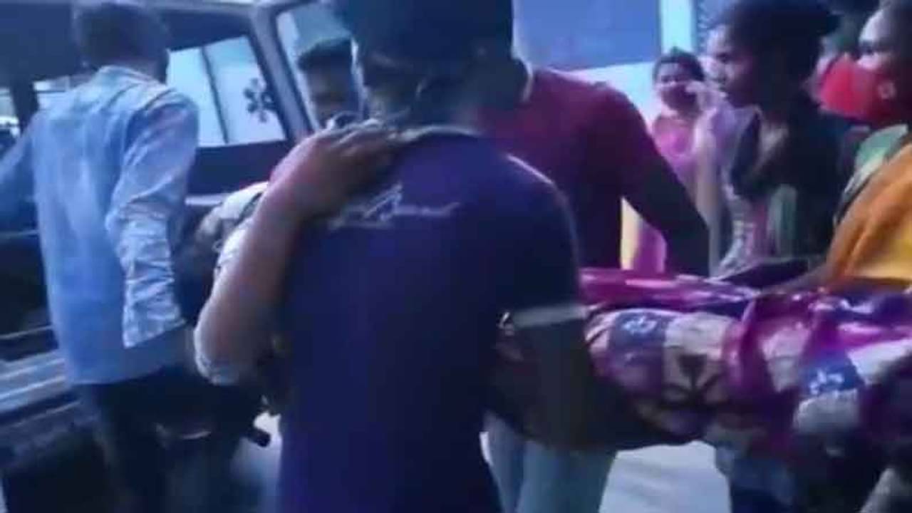 স্কুটির উপর বসেছিল কলেজ ছাত্রী, কিছু বোঝার আগেই পেটে ছুরি চালিয়ে দিল যুবক