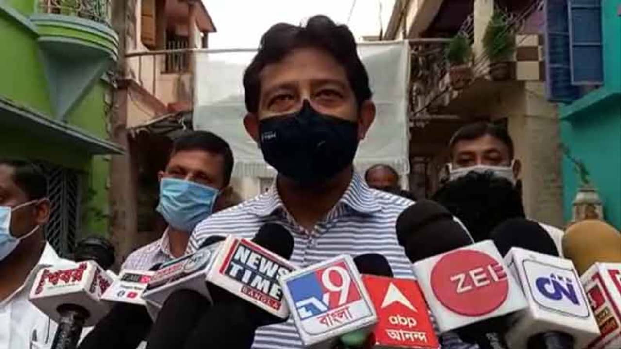 কিছু সময় রাজনীতিতে নীরব থাকতে হয়, মুকুল রায়ের বাড়িতে দাঁড়িয়ে নয়া জল্পনা উস্কে দিলেন রাজীব