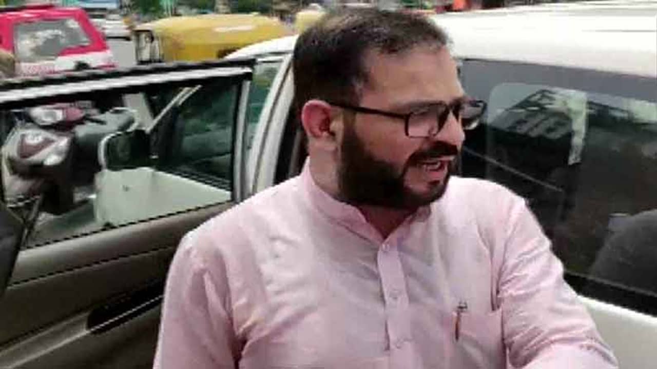 ছাত্র জীবনে এবিভিপি, যুব মোর্চারও সদস্য, মানবাধিকার কমিশন কর্তা আতিফ রশিদের গেরুয়া যোগ মনু সিংভির টুইটে